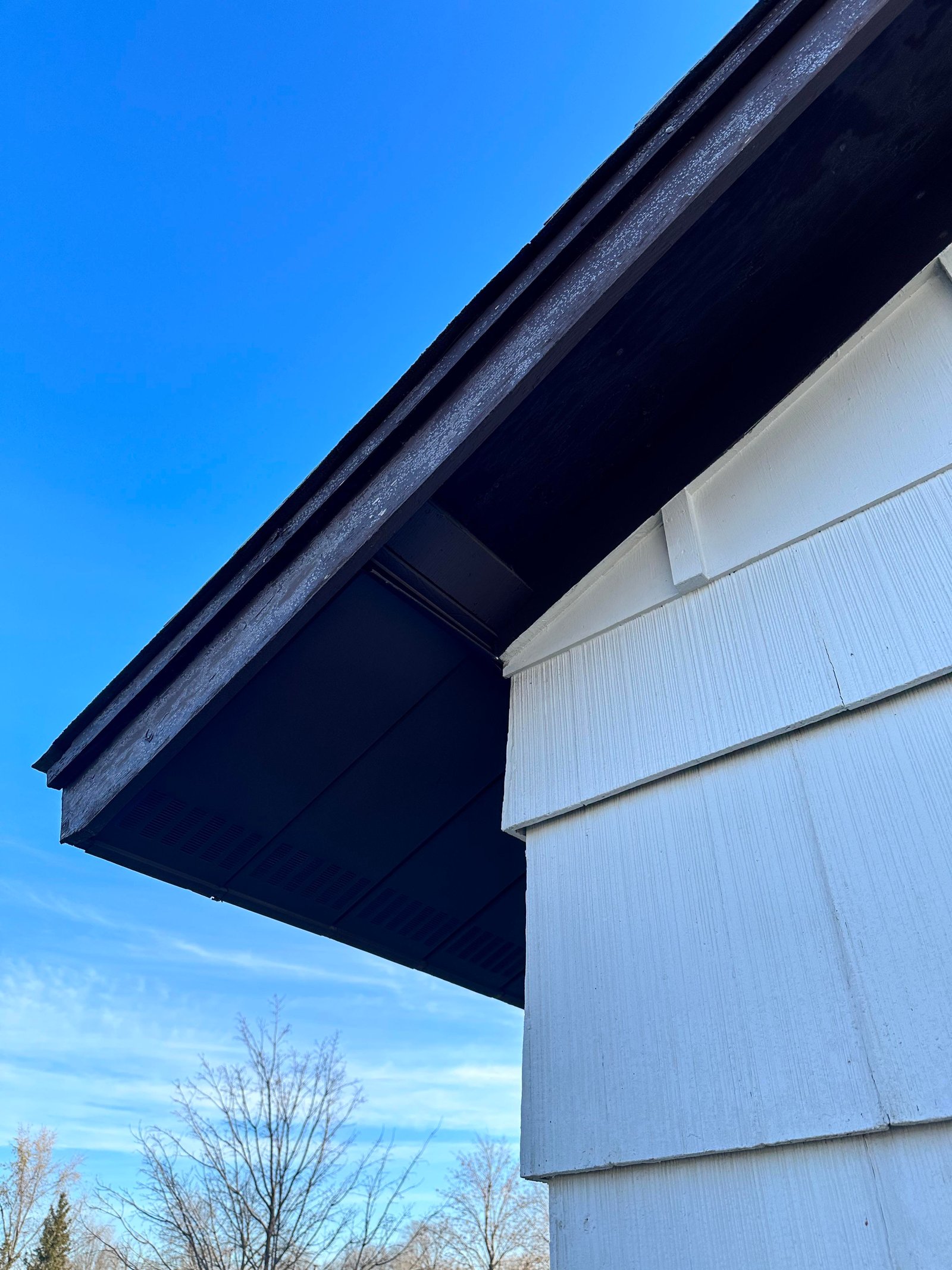 are-gaps-in-eave-soffit-like-this-normal-v0-r2bgp9ss5b3c1